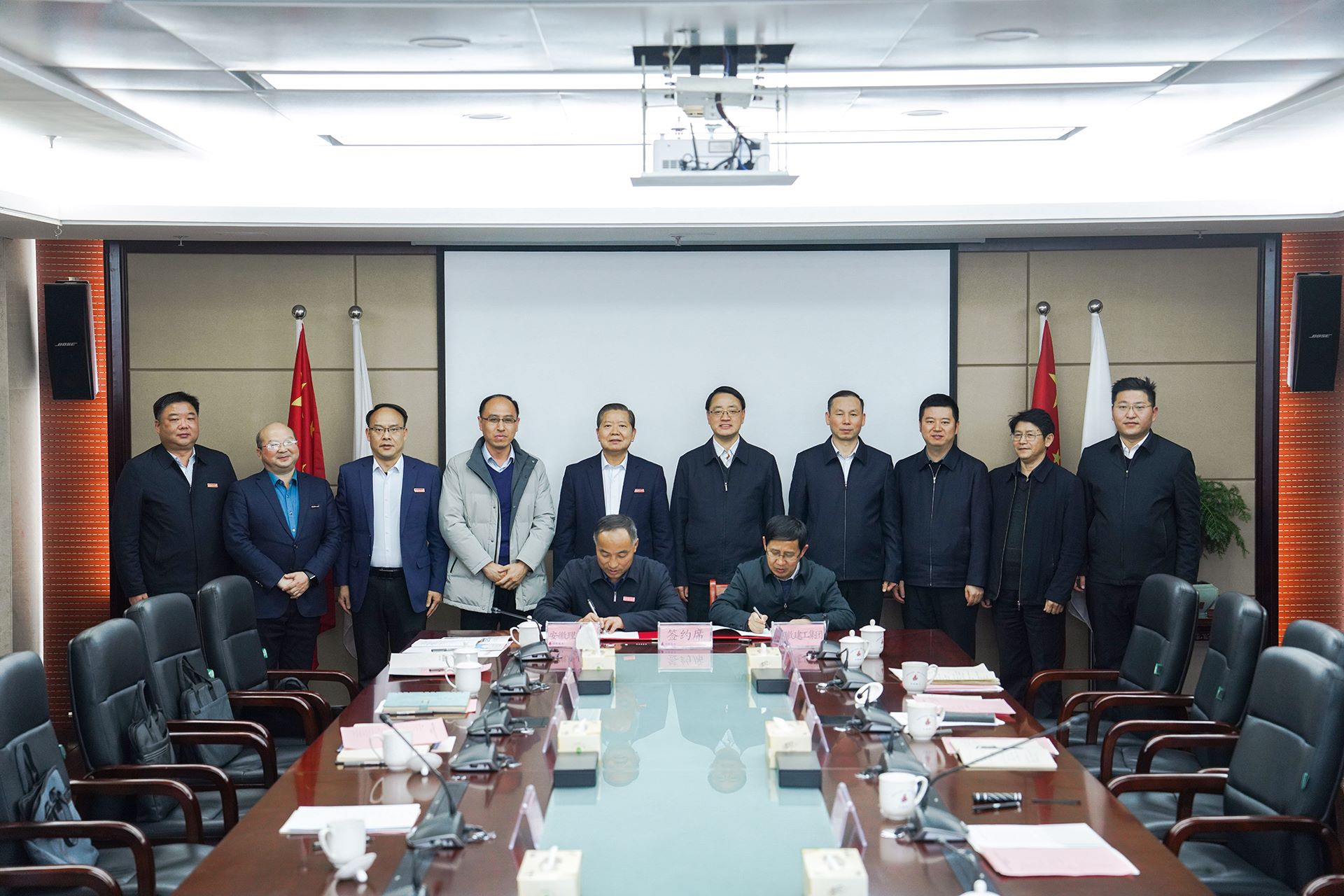 1736902185879679.jpg j22.jpg