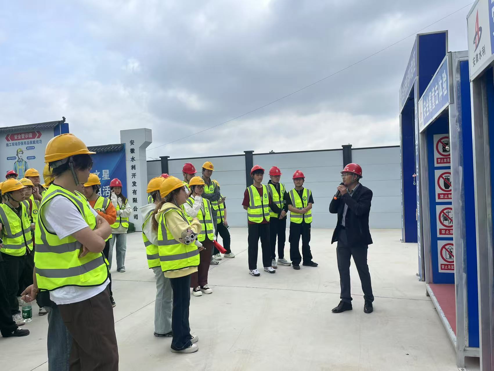 1747098947689326.jpg 校企2.jpg